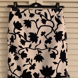 Lovely Black & Cream Size 00P AT Loft Pencil Skirt with Pockets.  Barely Worn!